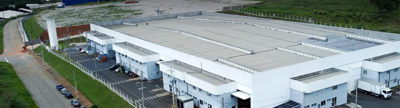 Vista aérea de um complexo industrial com painéis solares no telhado